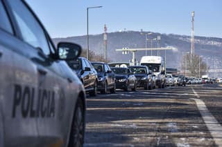 Kolóna aút v dôsledku posilnení hraničnej kontroly na priechode priechode Bratislava - Berg.