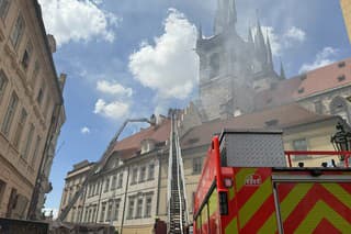 V centre Prahy zasahujú hasiči, horí strecha jednej z budov pri Týnskom chráme.