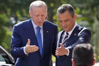 Erdoganovo stretnutie s Özgürom Özelom trvalo asi hodinu a pol.