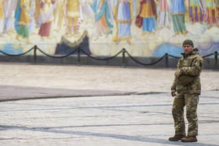 Na snímke ukrajinský vojak stráži námestie pred pravoslávnym Chrámom sv. Michala v Kyjeve