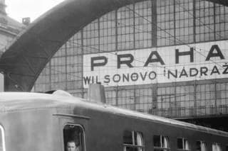 Legendárny vlak Slovenská strela po jeho prvej jazde z Bratislavy do Prahy v roku 1936.