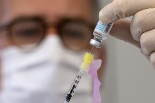Lekár naťahuje z ampulky do injekčnej striekačky vakcínu proti ochoreniu opičích kiahní (ilustračné foto).