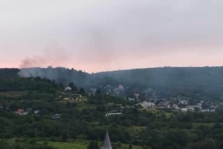 Nad bratislavskou mestskou časťou Rača je vidieť dym. 