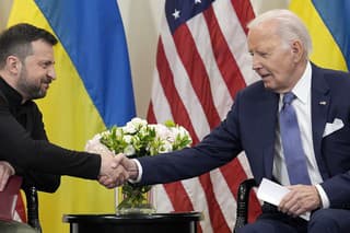 Americký prezident Joe Biden a jeho ukrajinský náprotivok Volodymyr Zelenskyj.