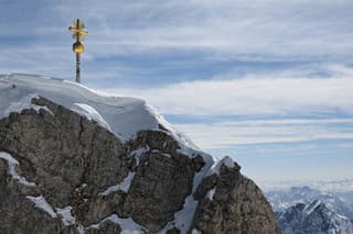 Na archívnej snímke z 29. apríla 2024 kríž na vrchu Zugspitze, ktorý je najvyššíi vrch Nemecka.