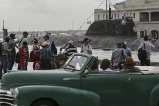 Na snímke ľudia sledujú ruskú jadrovú ponorku Kazaň, ktorá sa plaví do havanského prístavu na Kube v stredu 12. júna 2024. 