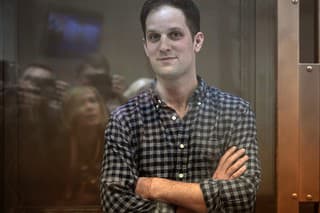 Na snímke novinár amerického denníka The Wall Street Journal Evan Gershkovich stojí v súdnej sieni.