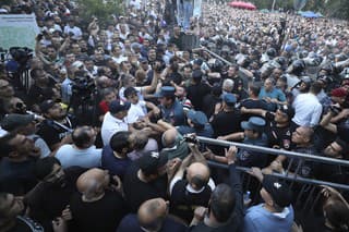 Tisíce ľudí sa zhromaždili pred budovou parlamentu a žiadali odstúpenie premiéra Pašinjana.
