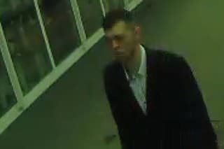 Polícia pátra po mužovi, ktorý v obchodnom centre ukradol 17 telefónov