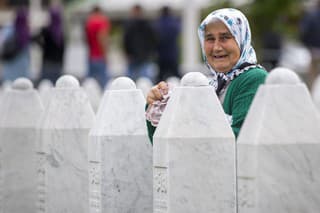 Žena plače na cintoríne v bosnianskej obci Potočari pri Srebrenici. (archívna foto)