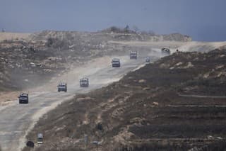 Kolóna izraelských vojenských vozidiel opúšťa Pásmo Gaz v stredu 12. júna 2024.