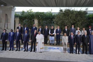 Vedúci predstavitelia krajín skupiny G7 na summite v Taliansku počas piatkových rokovaní.