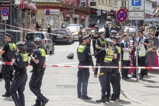 Nemecká polícia v nedeľu oznámila, že postrelila muža, ktorý sa jej príslušníkom v centre Hamburgu vyhrážal sekerou a zápalnou bombou. Incident sa odohral v oblasti St. Pauli, ktorá bola preplnená tisíckami futbalových fanúšikov pred duelom ME medzi Holandskom a Poľskom.