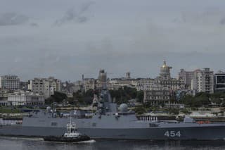 Fregata triedy Admirál Gorškov ruského námorníctva opúšťa kubánske hlavné mesto Havanu.