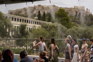 V dôsledku extrémne vysokých teplôt bola Akropola v Aténach niekoľko hodín zatvorená, a to už druhý deň po sebe. Krajinu sužuje vôbec najskoršia vlna horúčav.