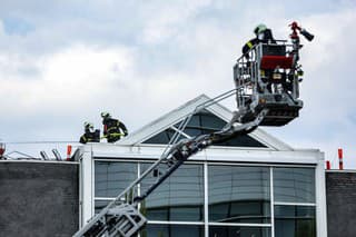 Na streche budovy firmy Novo Nordisk v Kodani vypukol požiar.