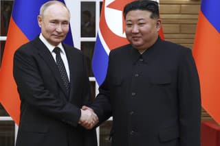 Ruský prezident Vladimir Putin (vľavo) a severokórejský vodca Kim Čong-un si podávajú ruky pred rozhovormi v Pchjongjangu 19. júna 2024.