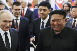 Ruský prezident Vladimir Putin (vľavo) a severokórejský líder Kim Čong-un (vpravo) sa usmievajú po ich stretnutí v Pchjongjangu v stredu 19. júna 2024. 