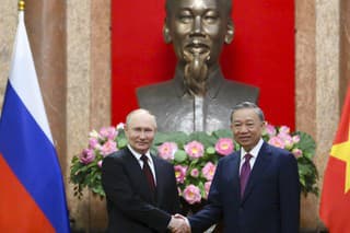 Na snímke ruský prezident Vladimir Putin a vietnamský prezident To Lam.