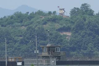 Severokórejské vojenské strážne stanovište a dole juhokórejské stanovište z Padžu v Južnej Kórei neďaleko hraníc so Severnou Kóreou.