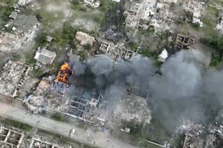 Na snímke z videa mesto Vovčansk počas bombardovania ruskou armádou v Charkovskej oblasti na severovýchode Ukrajiny.