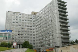 V tejto nemocnici na bratislavských Kramároch úradoval podľa polície vraždiaci sanitár.