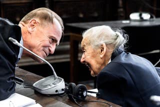 Na archívnej snímke zo 7. júna 2024  95-ročná popieračka holokaustu Ursula Haverbecková (vpravo) a jej právnik.