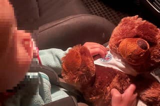 Polícia darovala 2-ročnému dievčatku plyšového medvedíka. 