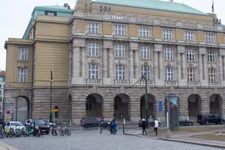Hlavná budova Filozofickej fakulty Univerzity Karlovej na Námestí Jana Palacha v Prahe.