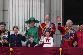 Zľava princezná Anna, princ George, vojvodkyňa Kate, princ Louis, princ William, princezná Charlotte, kráľ Karol III. a kráľovná Camilla.