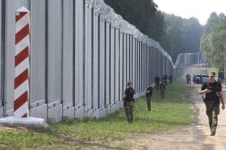 Poľskí pohraničníci žiadajú vyslanie ďalších vojakov na hranice s Bieloruskom.