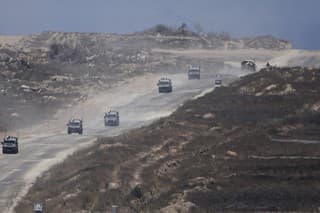Kolóna izraelských vojenských vozidiel opúšťa Pásmo Gazy