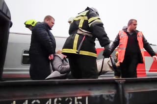 Pri vykoľajení vlaku na severe Ruska zahynuli najmenej dve osoby a jedna je nezvestná.