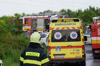 Na snímke hasičské autá a sanitky neďaleko miesta nehody vlaku s autobusom vo štvrtok 27. júna 2024.