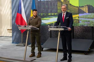 Na snímke český premiér Petr Fiala (vpravo) a ukrajinský prezident Volodymyr Zelenskyj.