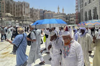 Moslimovia sa chránia dáždnikmi počas horúčav po modlitbách pred Veľkou mešitou na púti hadždž.