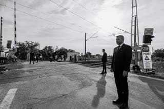 Prezident Peter Pellegrini na mieste tragickej zrážky v Nových Zámkoch.