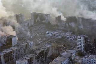 Na snímke z videa mesto Vovčansk počas bombardovania ruskou armádou v Charkovskej oblasti na severovýchode Ukrajiny 28. mája 2024.