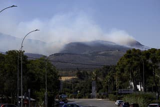 Dym stúpa počas lesného požiaru neďaleko v oblasti hory Parnitha - známej ako 