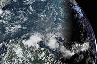 Z tropickej búrky Beryl sa stal hurikán.