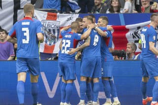 Radosť hráčov Slovenska po góle Anglicku v osemfinále EURO 2024.