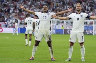 Jude Bellingham a Harry Kane oslavujú gól proti Slovákom na EURO 2024