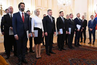 Na snímke prezidentka SR Zuzana Čaputová vymenovala vládu SR, ktorú povedie Robert Fico (Smer-SD) (tretí zľava vpredu) v Prezidentskom paláci 25. októbra 2023 v Bratislave.