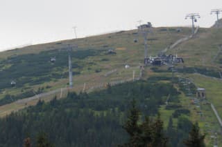 Lanovka prepraví lyžiarov medzi Bielou púťou a Priehybou. 