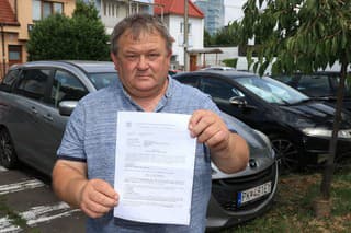 Štefan (66) s pokutou za parkovanie, ktorú dostal po dvoch mesiacoch.