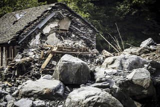 Na snímke zničený dom v dôsledku zosuvu pôdy v obci Fontana v kantóne Ticino na juhu Švajčiarska.