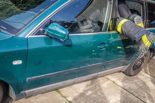 Vo Frýdku-Místku hasiči zachraňovali muža uviaznutého v rozpálenom aute.