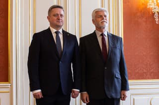Na snímke nový ukrajinský veľvyslanec v Českej republike Vasyl Zvaryč (vľavo) a český prezident Petr Pavel pózujú na Pražskom hrade v Prahe v utorok 2. júla 2024.