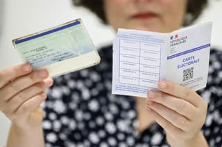 Členka volebnej komisie kontroluje totožnosť voliča vo volebnej miestnosti v Štrasburgu počas 1. kola predčasných parlamentných volieb vo Francúzsku v nedeľu 30. júna 2024.