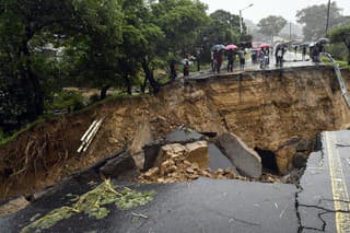 Pohľad na poškodenú cestu spájajúcu dve mestá Blantyre a Lilongwe po silných dažďoch spôsobených tropickým cyklónom Freddy v Blantyre v Malawi v utorok 14. marca 2023.